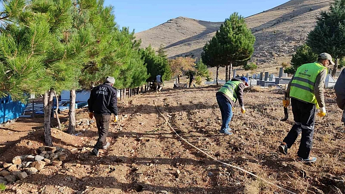 Doğanşehir'de temizlik yapıyor