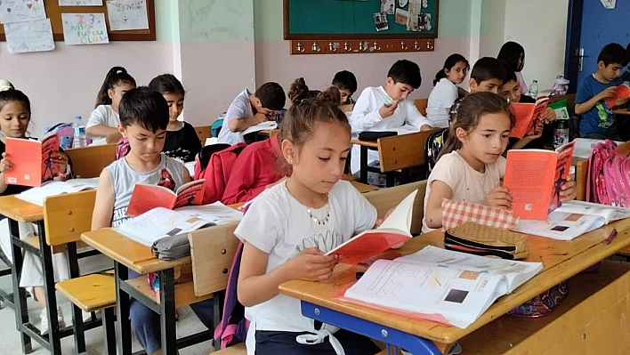 Doğanşehir'de çocuklar kitap okuyor..!