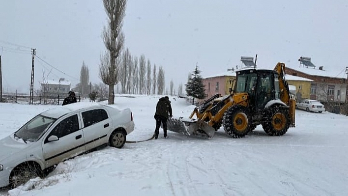 Doğanşehir'de karla mücadele devam ediyor