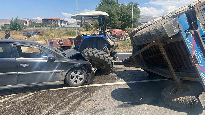 Otomobil, traktörün römorkuna çarptı: 2 yaralı