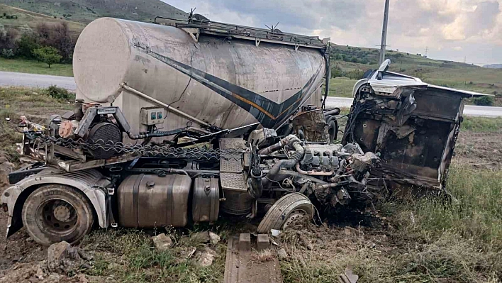 Sürücü direksiyon hakimiyetini kaybetti, tanker tarlaya devrildi