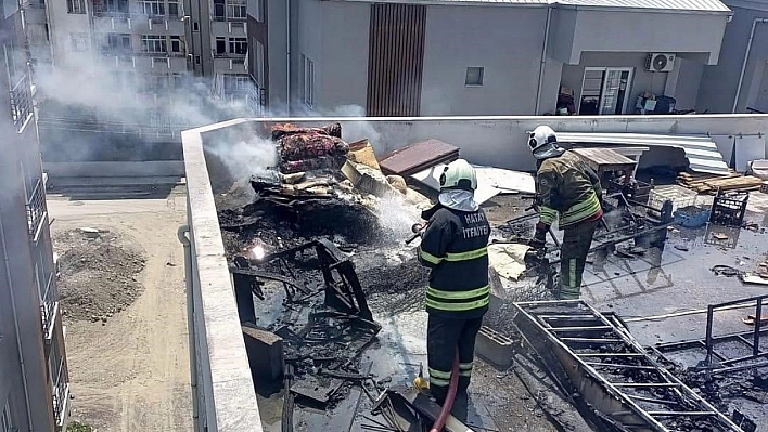 Dörtyol'da binanın çatı katında yangın çıktı