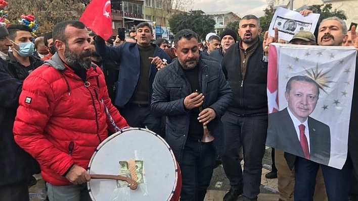 Halay çektiler, tatlı dağıttılar