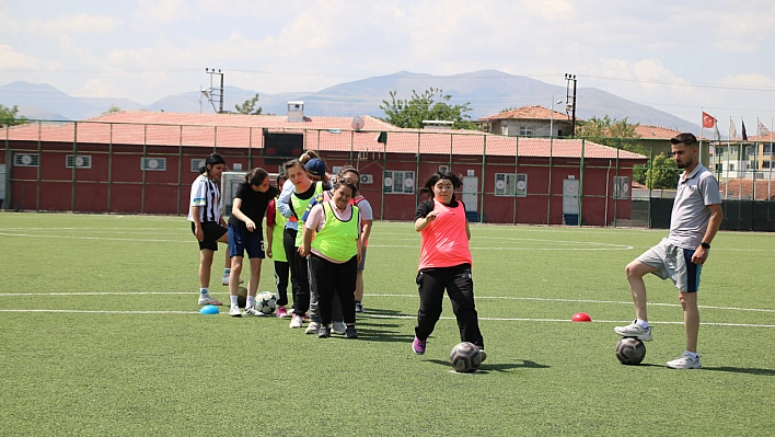 Özel çocuklar futbolcularla buluştu