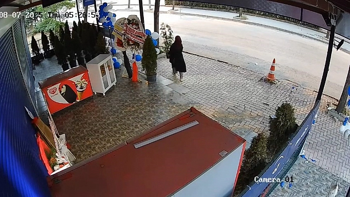 Dükkanın önündeki çiçeği alıp kaçtı