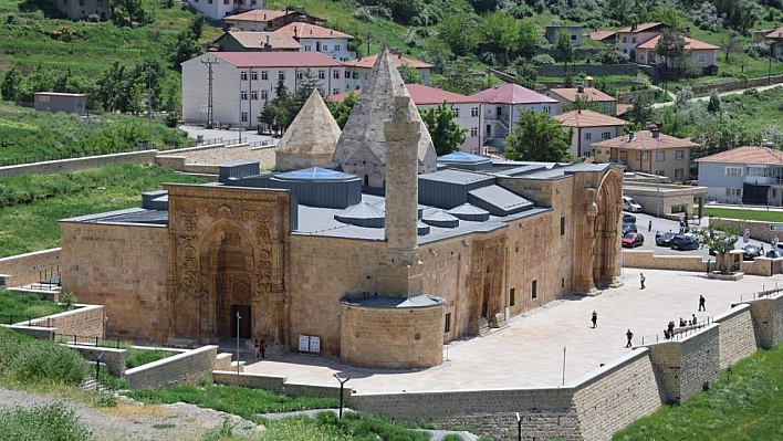 Dünyada eşi benzeri yok, dilleri kısır, kalemleri kırık bırakıyor