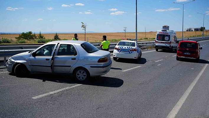 Otomobil bariyerlere çarptı: 2 kişi yaralandı