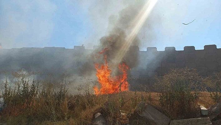 Makinadan çıkan kıvılcım 2 dekar buğdayı yaktı