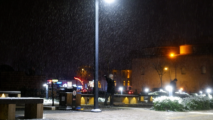 Edirne'de lapa lapa yağan kar, kartpostallık görüntüler oluşturdu