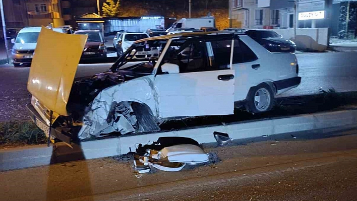 Alkollü sürücü direğe çarptı: 1 yaralı