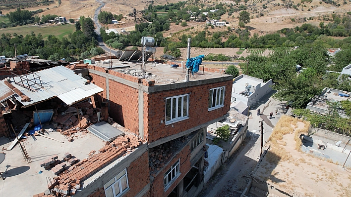 Ekseni kayan bina korkutuyor