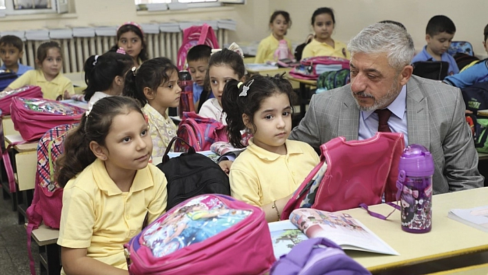 Elazığ Belediyesi'nden Öğrencilere Kırtasiye Hediyesi