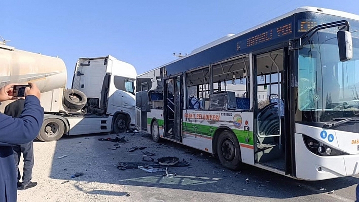 Elazığ'da halk otobüsü ile tır çarpıştı: 6 yaralı