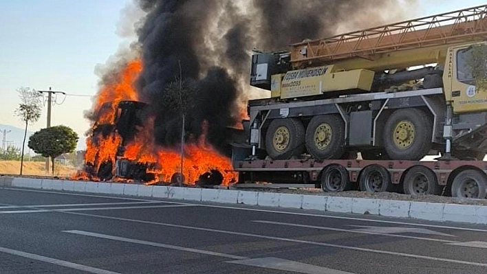 Yol ortasında alev topuna döndü