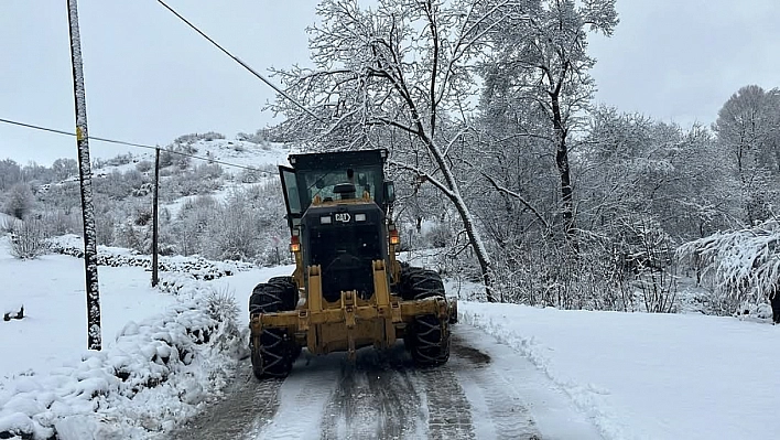 Elazığ'da kar nedeni ile köyde mahsur kalan hasta, yol açılarak hastaneye yetiştirildi