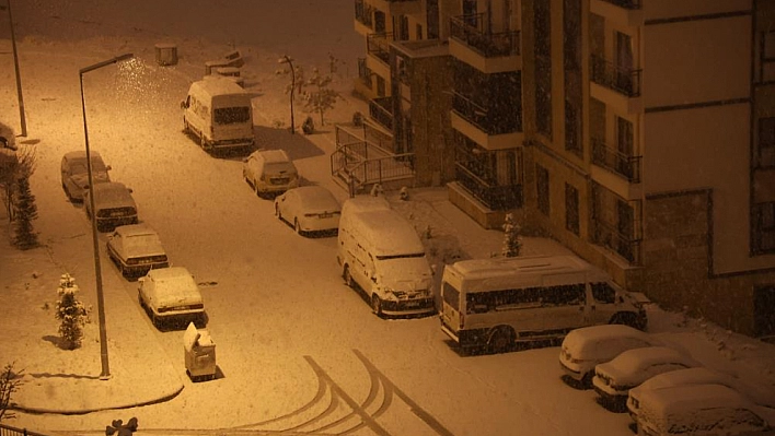 Elazığ'da kar yağışı etkisini artırdı