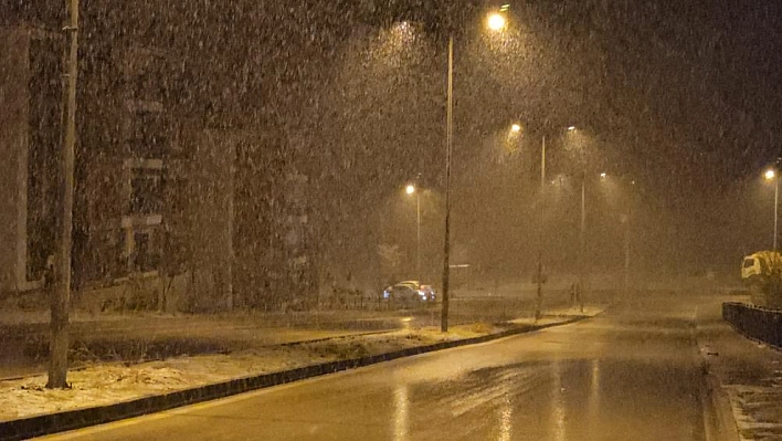 Elazığ'da kar yağışı gece boyunca sürdü