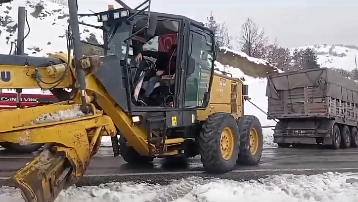 Elazığ'da karlı yolda kayarak yoldan çıkan tırı, ekipler kurtardı ö