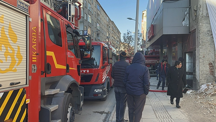 Elazığ'da korkutan yangın: Beyaz eşya deposu alevlere teslim oldu