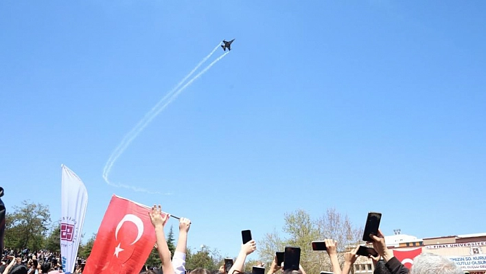 Elazığ'da SOLOTÜRK gösterisi nefes kesti