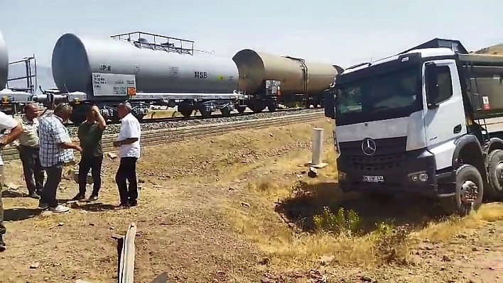Tren kamyona çarptı: 1 yaralı