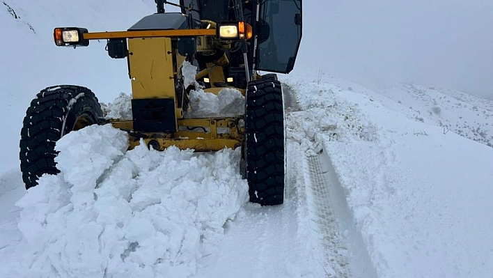 Elazığ'daki kapalı köy yolları açıldı