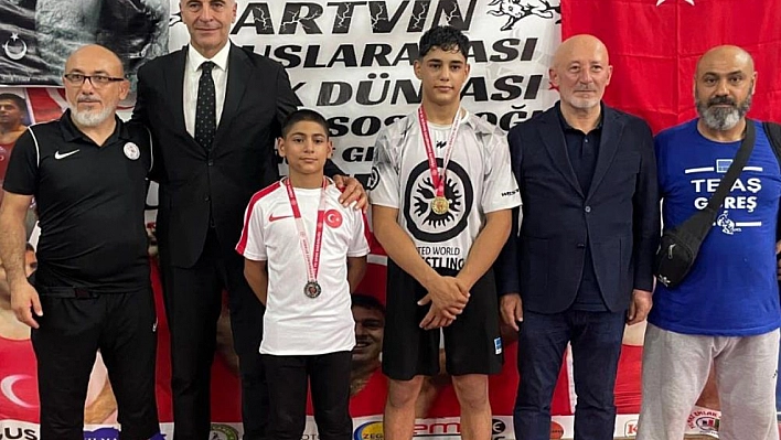 Elazığlı güreşçilerden çifte zafer!