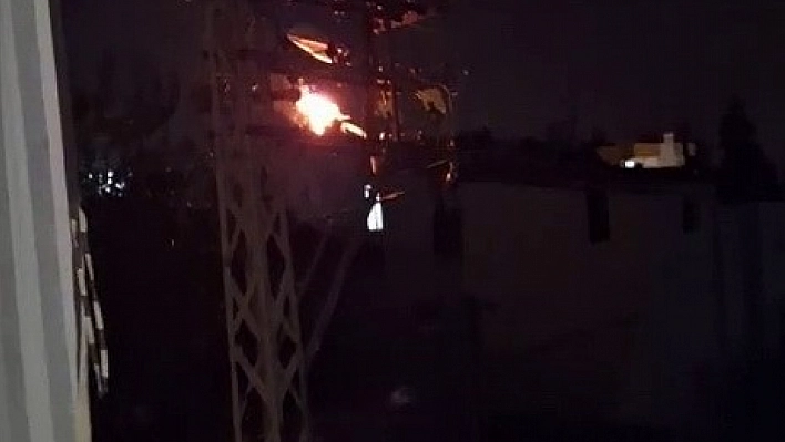 Elektrik direğindeki yangın korkuttu
