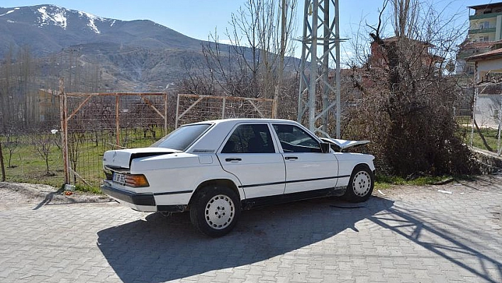 Elektrik direğine çarptı