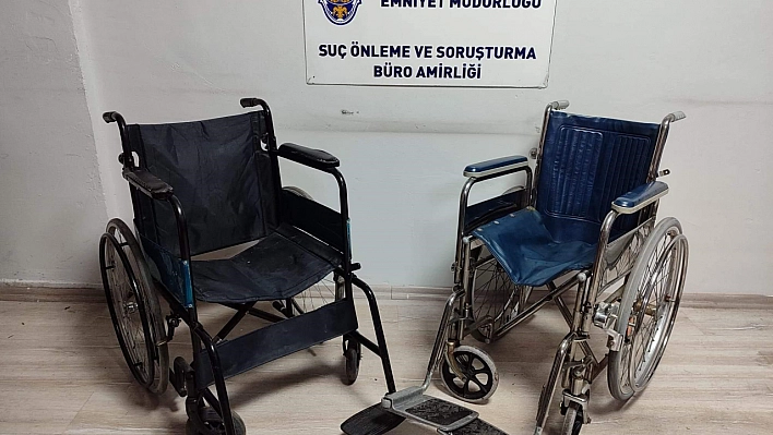 Engelli rolü yapıp tekerlekli sandalye çaldılar