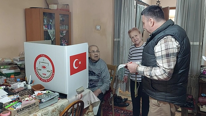 Engelli ve yaşlılar 'Seyyar sandık'la oy kullanıyor
