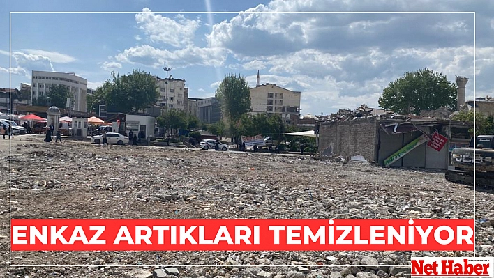 Enkaz artıkları temizleniyor