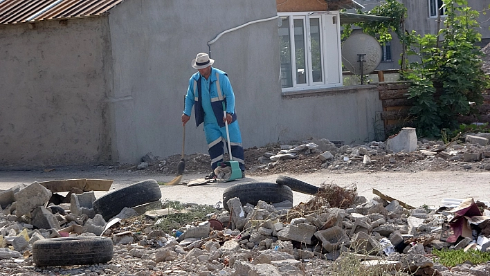 Enkaz yığınları arasında yolları temizliyor