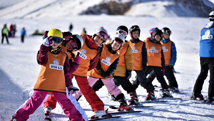 Erciyes'te Kış Eğlencesi Başladı! Sömestirde Kayak ve Snowboard Eğitimi