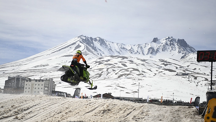 Erciyes'te Nefes Kesen Yarış: Dünya Snowcross Şampiyonası Başladı