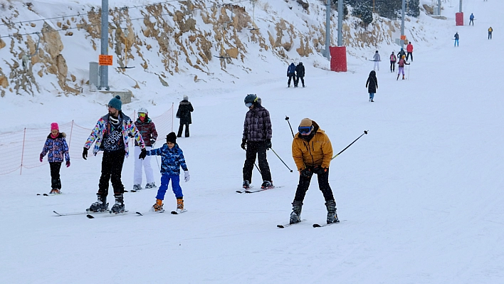 Ergan Dağı Kayak Merkezi'nde hafta sonu yoğunluğu