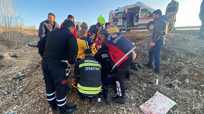 Erzincan'da otomobil şarampole devrildi: 4 yaralı