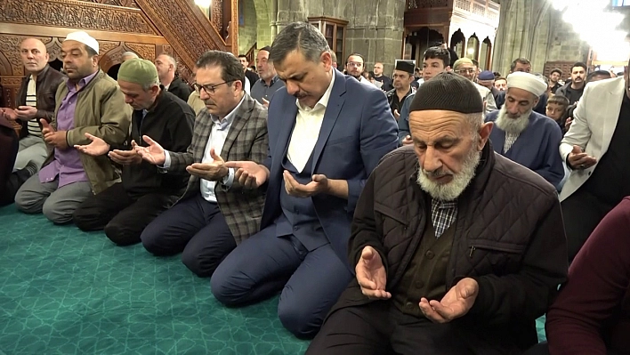 Erzurum'da protokol vatandaşlarla bayramlaştı
