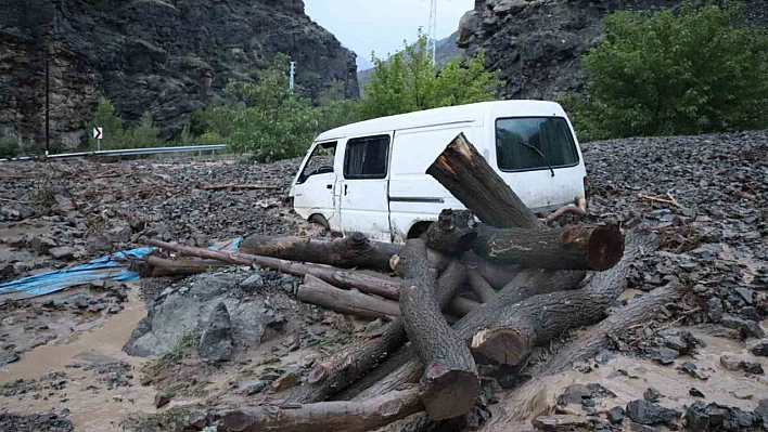 Sel bir mahalleyi yıktı geçti