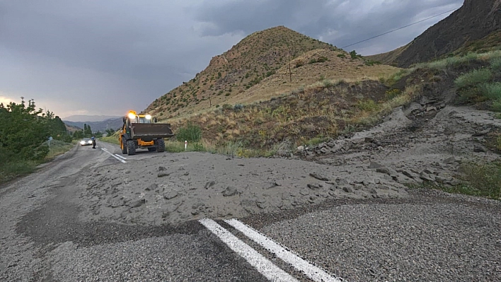 Erzurum'da sel yolu kapattı