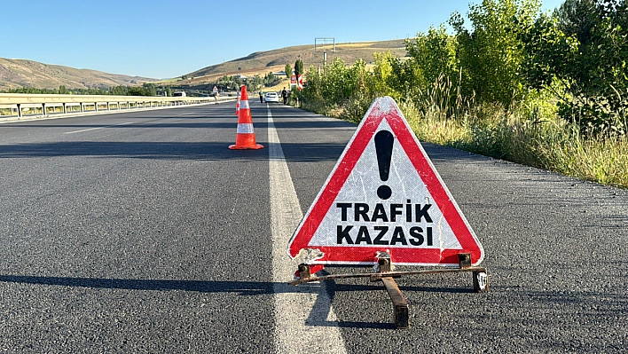 Erzurum'dan İstanbul'a Giden Aile Sivas'ta Kaza Yaptı: 1'i Ağır 6 Yaralı