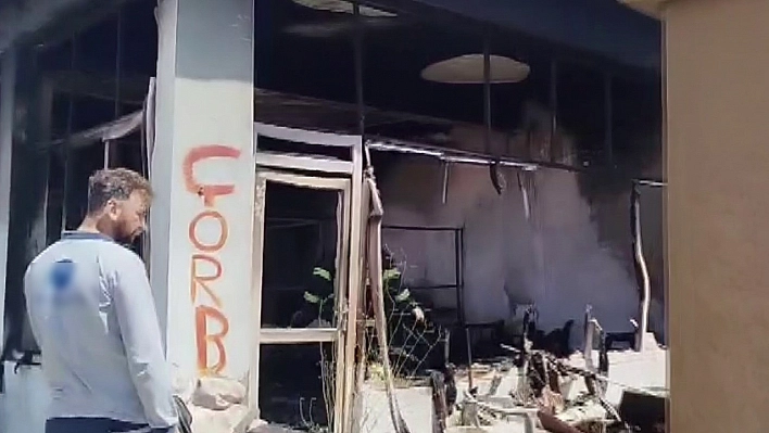 Evi yakıp gelen ekipleri taş yağmuruna tuttu