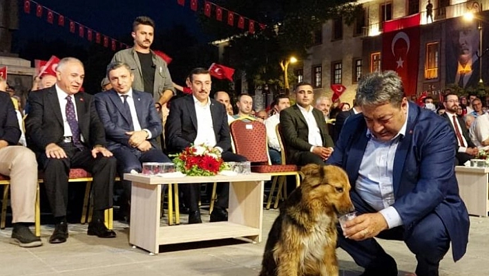 Fendoğlu, maskot köpeğe su içirdi