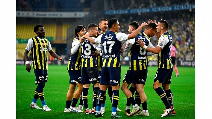 Fenerbahçe son dakikalarda kazanarak zirveye çıktı!