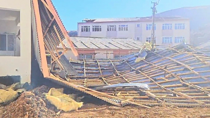 Fırtına Adıyaman'da çatıları uçurdu, ağaçları söktü