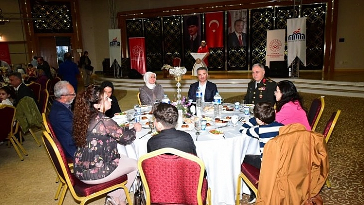 Gazi ve şehit ailelerine iftar