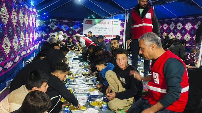 Gazze'de Her Gün 30 Bin Kişiye İftar