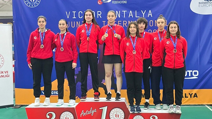 Genç badmintonculardan madalya yağmuru