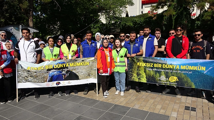 Gençler bir araya geldi çevreyi temizledi