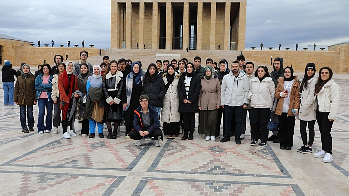 Gençleri bilim ve teknolojiyle tanıştırıyor